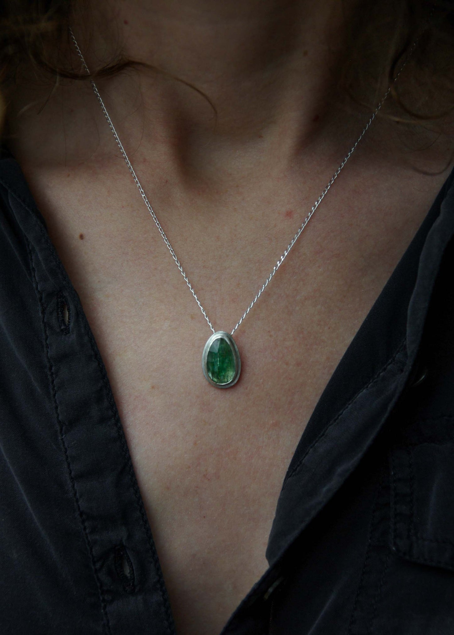 Mini-collection Eden, Pendentif minimaliste en Argent 925 avec Cyanite verte, sur commande