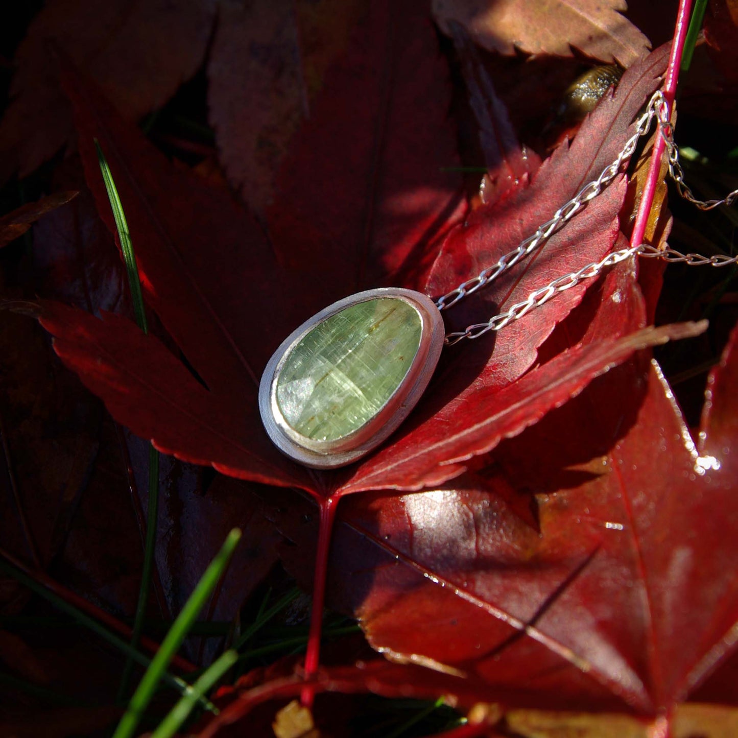 Mini-collection Eden, Pendentif minimaliste en Argent 925 avec Cyanite verte, sur commande