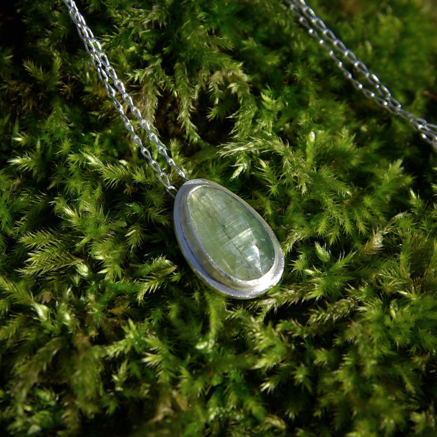 Mini-collection Eden, Pendentif minimaliste en Argent 925 avec Cyanite verte, sur commande