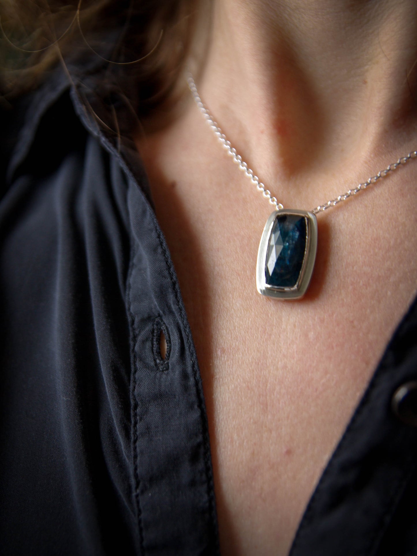 Pendentif en Argent avec Cyanite bleue (grand modèle), Mini-collection Astra Nox