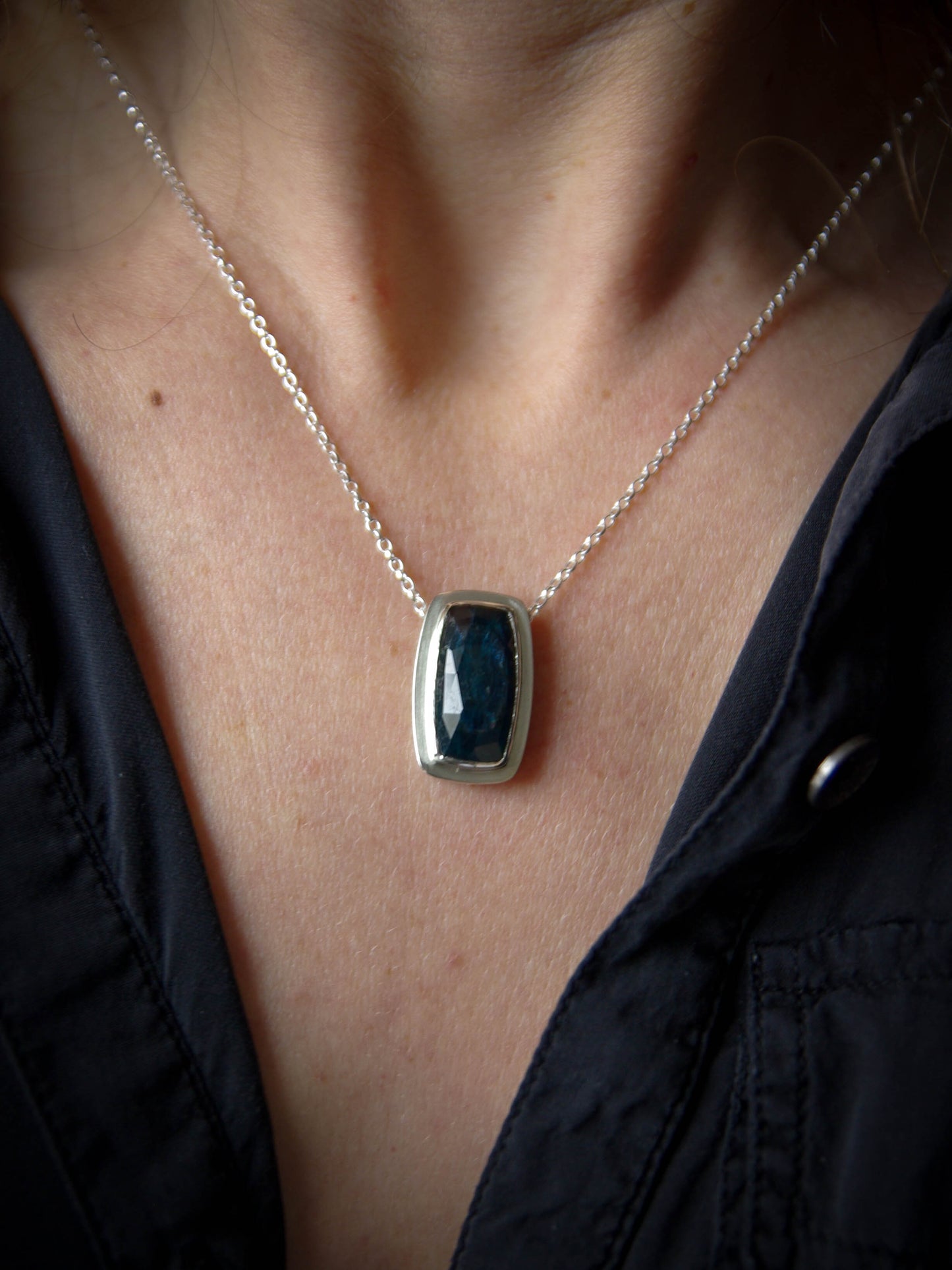 Pendentif en Argent avec Cyanite bleue (grand modèle), Mini-collection Astra Nox