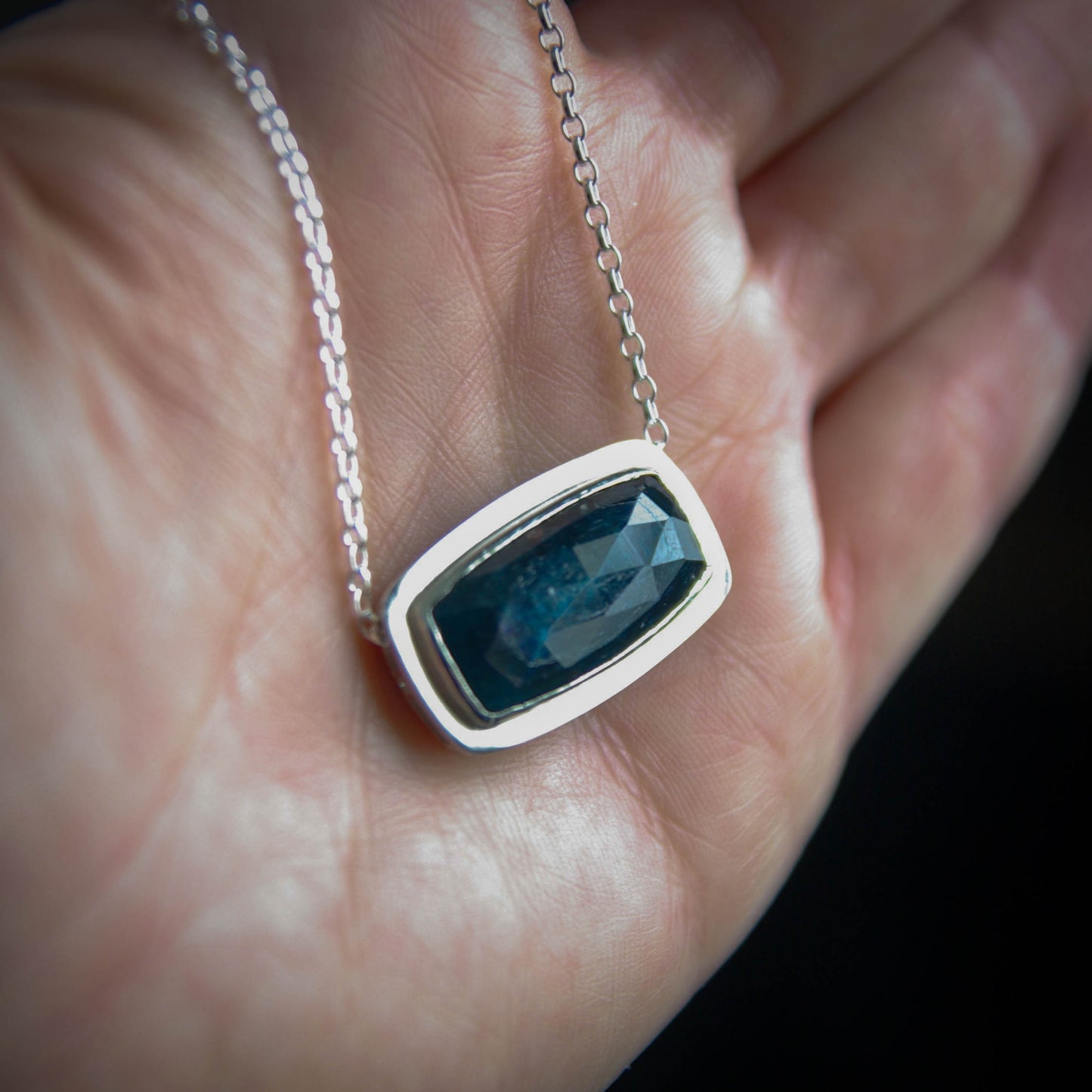 Pendentif en Argent avec Cyanite bleue (grand modèle), Mini-collection Astra Nox