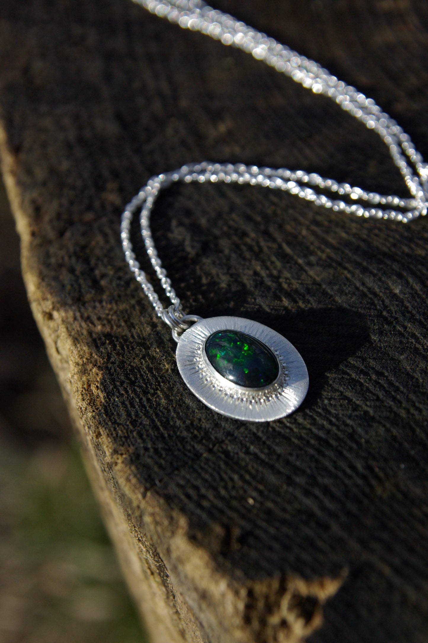 Séléné, pendentif ovale en argent avec opale Welo fumée