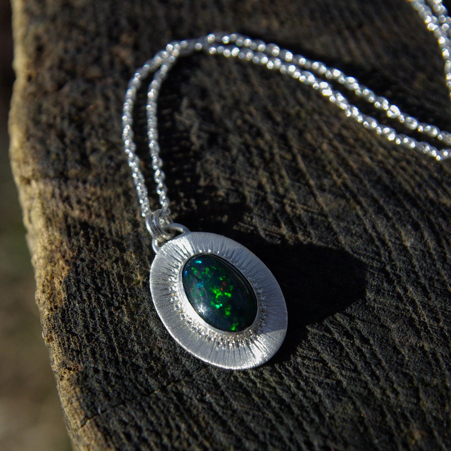 Séléné, pendentif ovale en argent avec opale Welo fumée