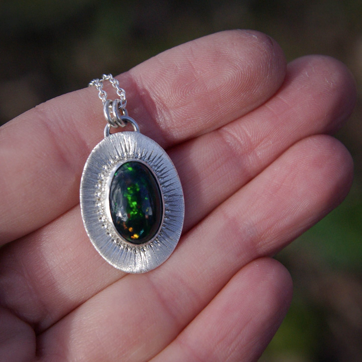 Séléné, pendentif ovale en argent avec opale Welo fumée