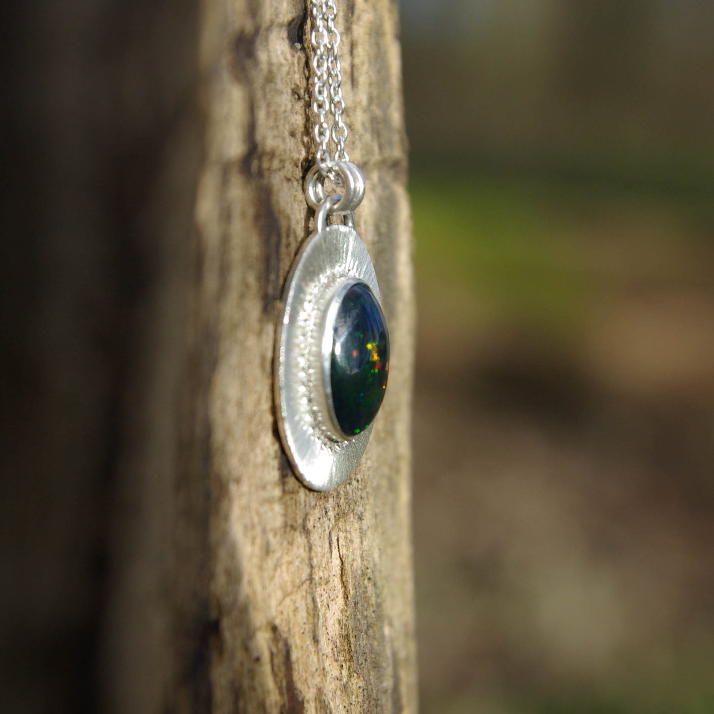 Séléné, pendentif ovale en argent avec opale Welo fumée