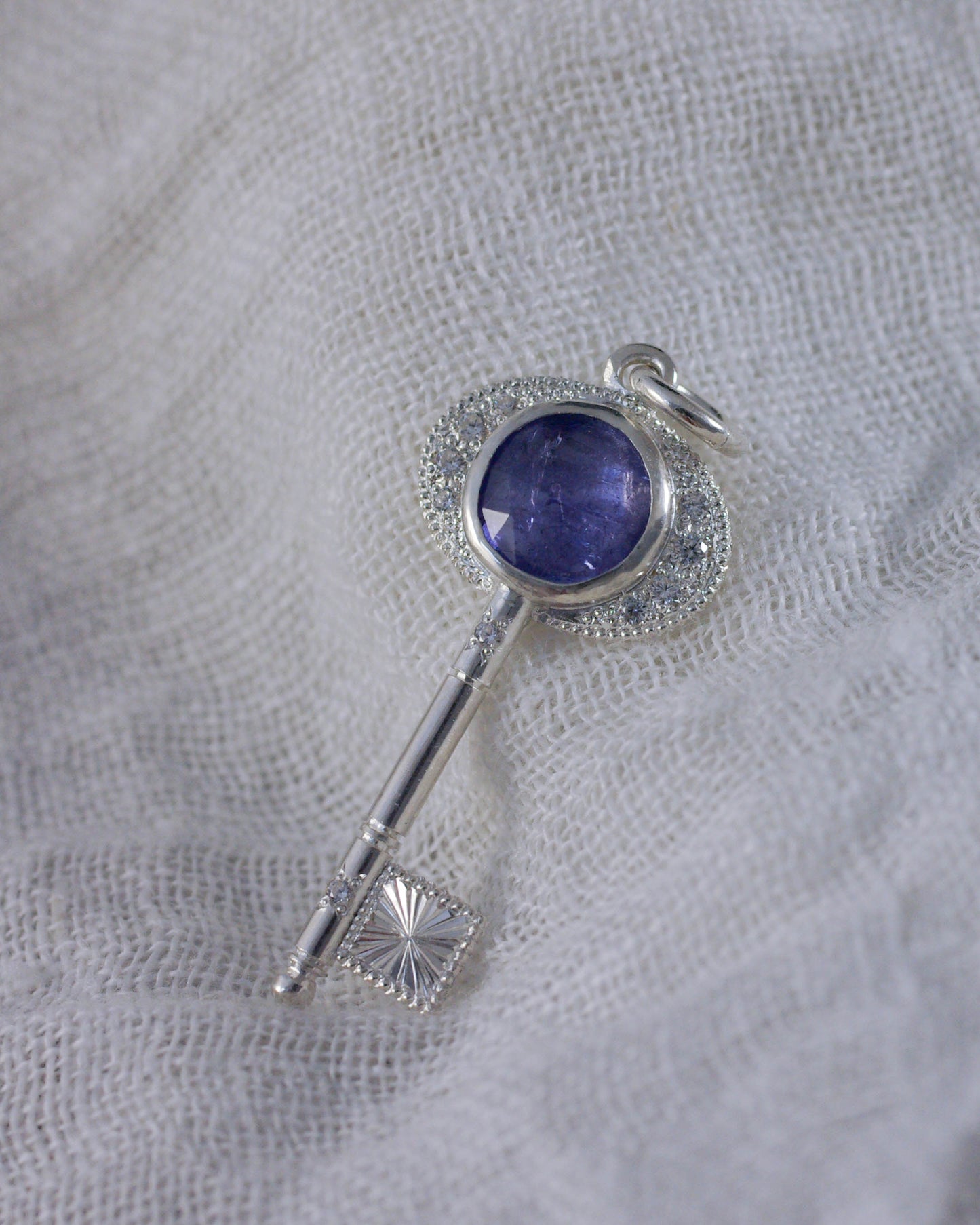 Pendentif clé en argent & tanzanite – grand modèle pièce unique