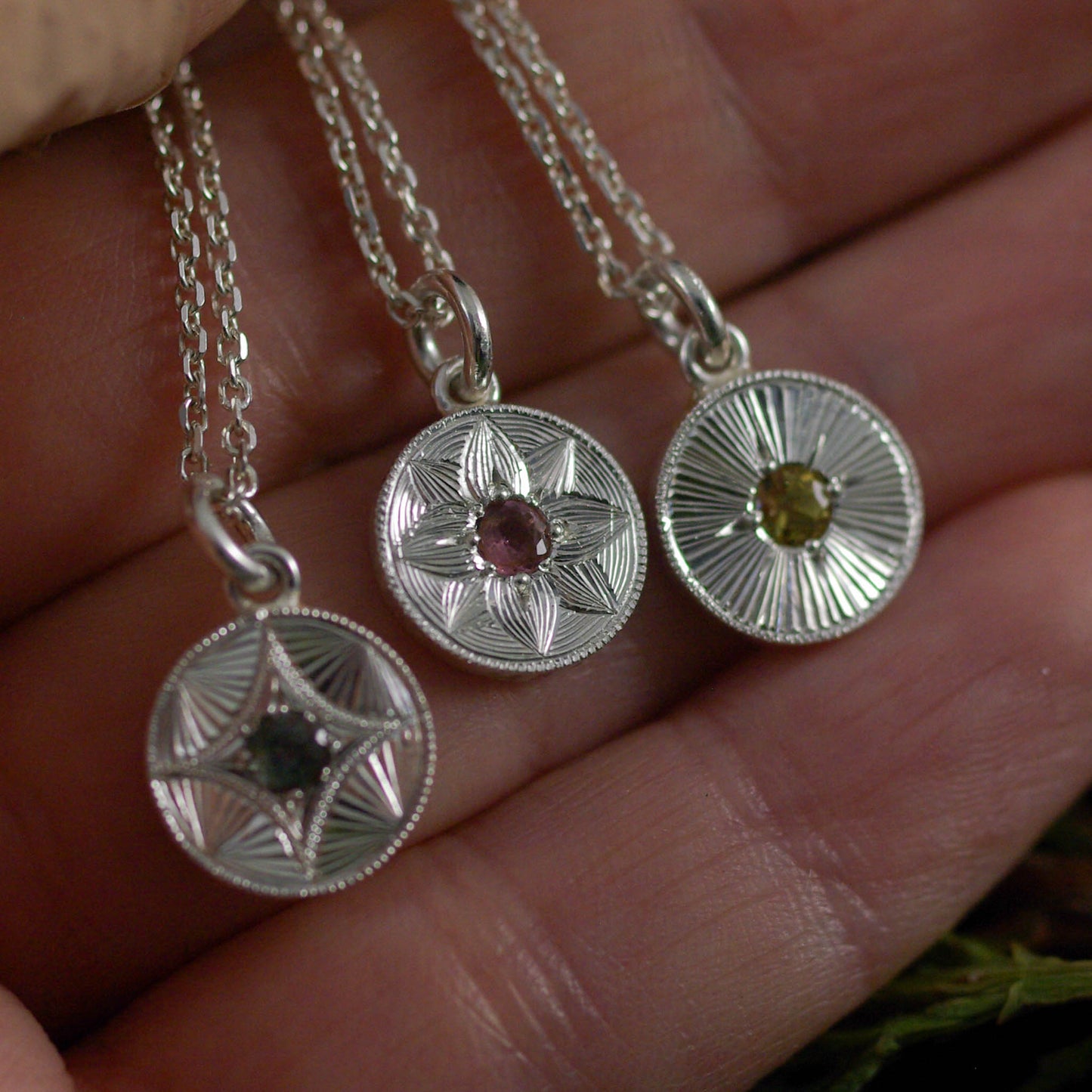 Pendentif argent 925 tourmaline rose gravure lotus prisme et soleil - Judith Collet bijouterie