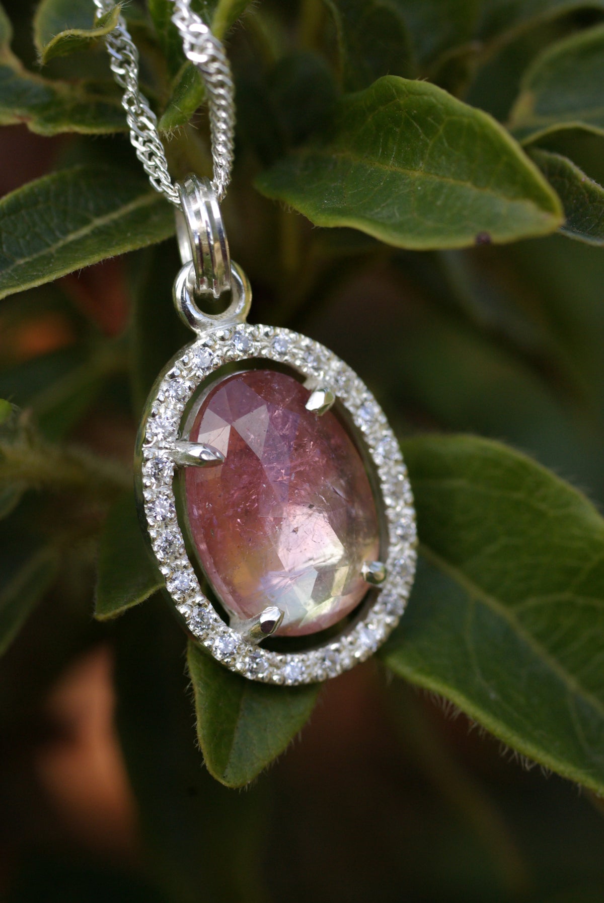 Pendentif tourmaline rose bicolore et entourage d’oxydes de zirconium serti grain