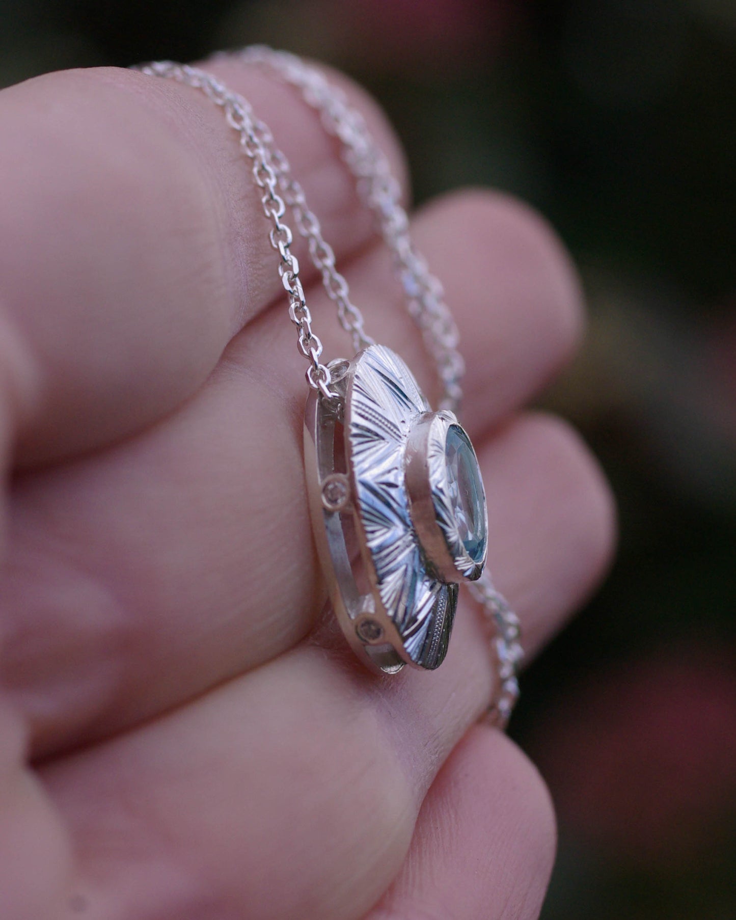 Pendentif en argent Gravé et Aigue-Marine – Élégance Intemporelle