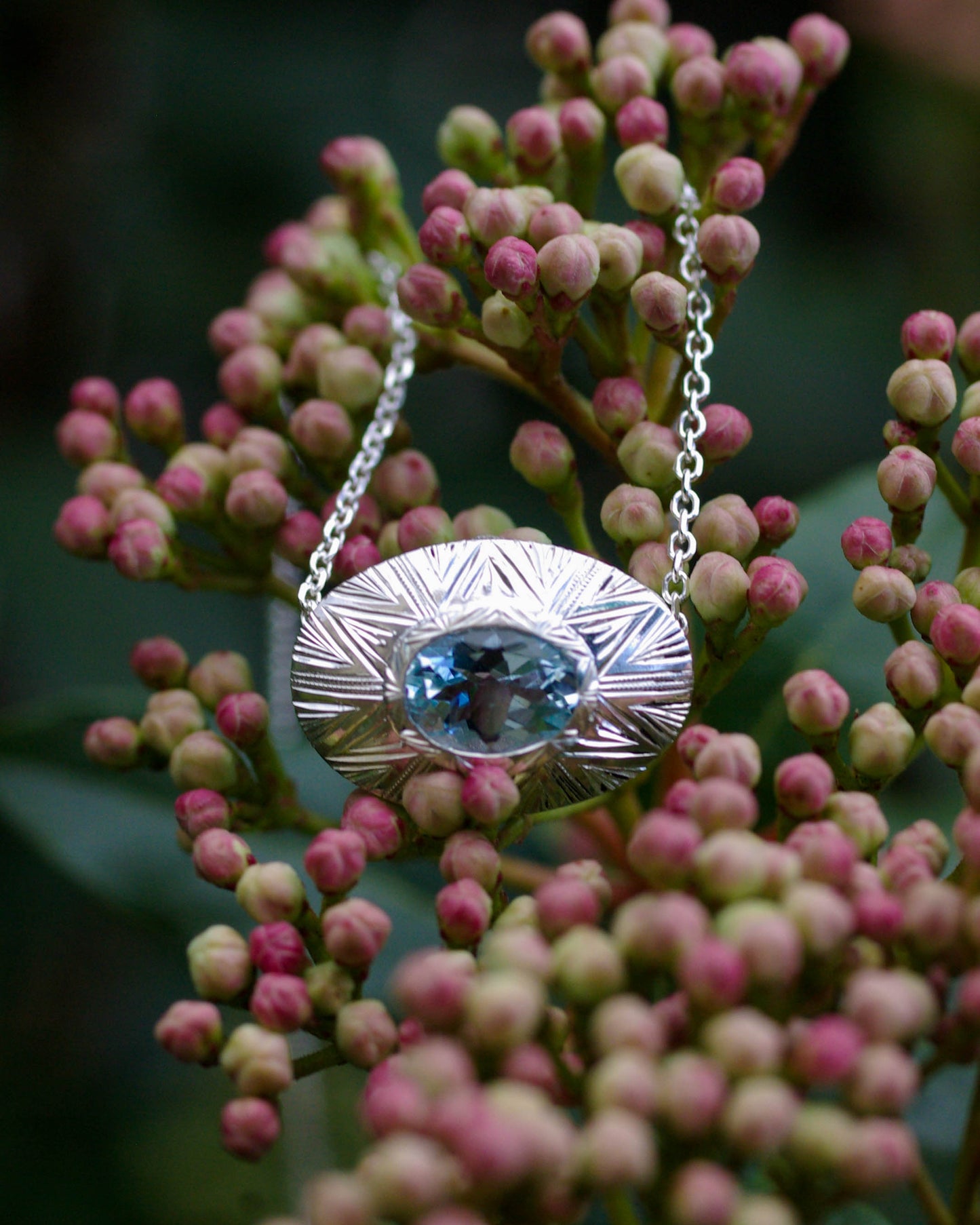 Pendentif en argent Gravé et Aigue-Marine – Élégance Intemporelle