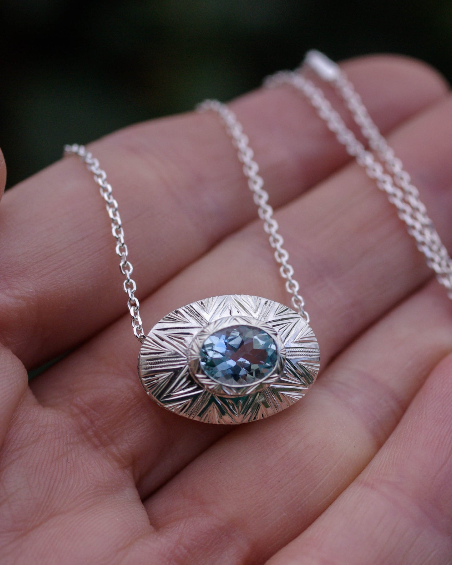 Pendentif en argent Gravé et Aigue-Marine – Élégance Intemporelle