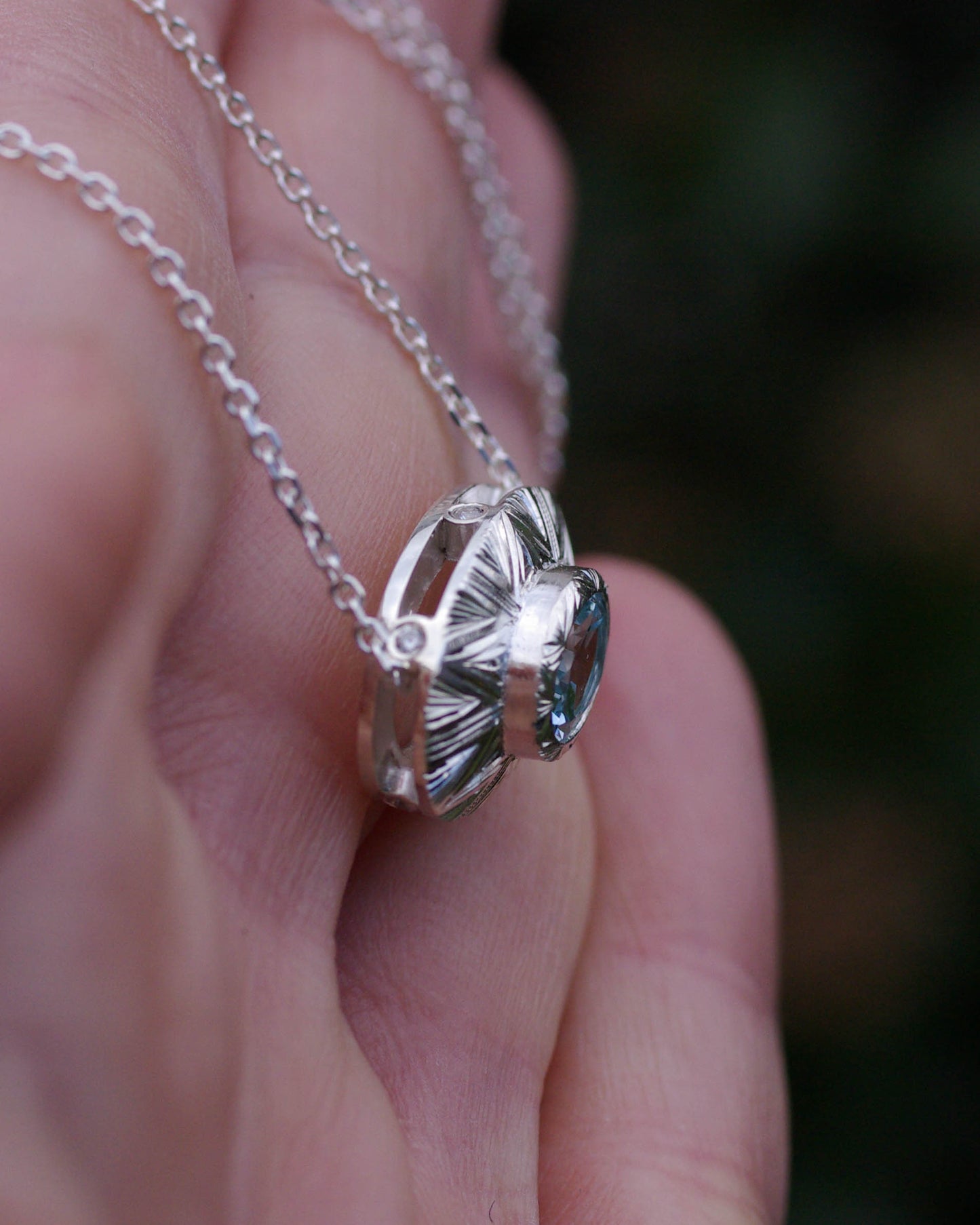 Pendentif en argent Gravé et Aigue-Marine – Élégance Intemporelle