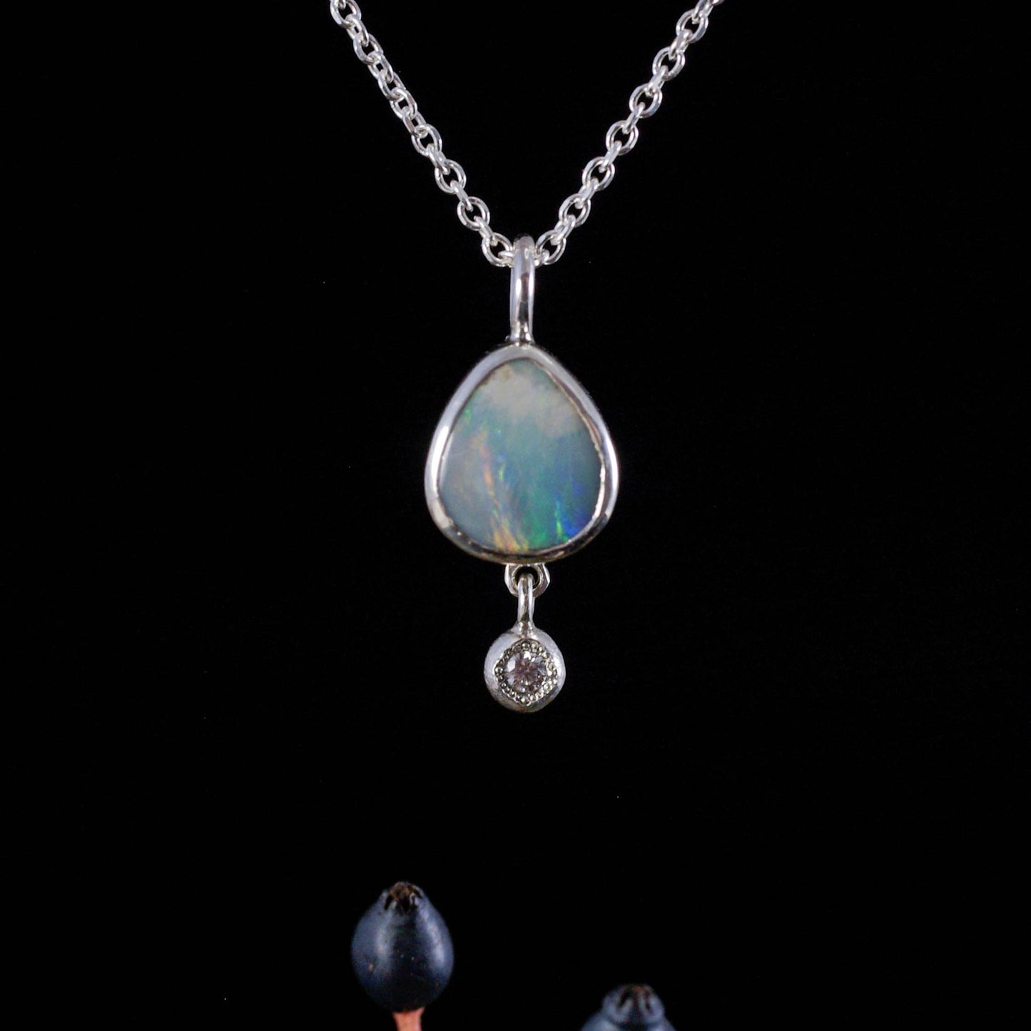 Pendentif avec Opale d'Australie bleu ciel en argent 925 – Luminescences