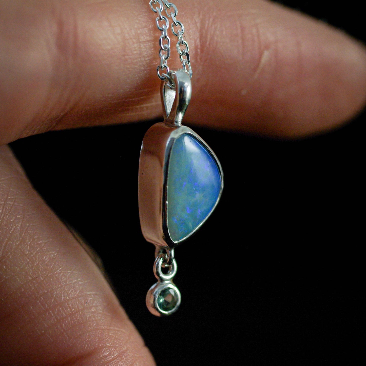Pendentif avec Opale d'Australie bleue en argent 925 – Luminescences