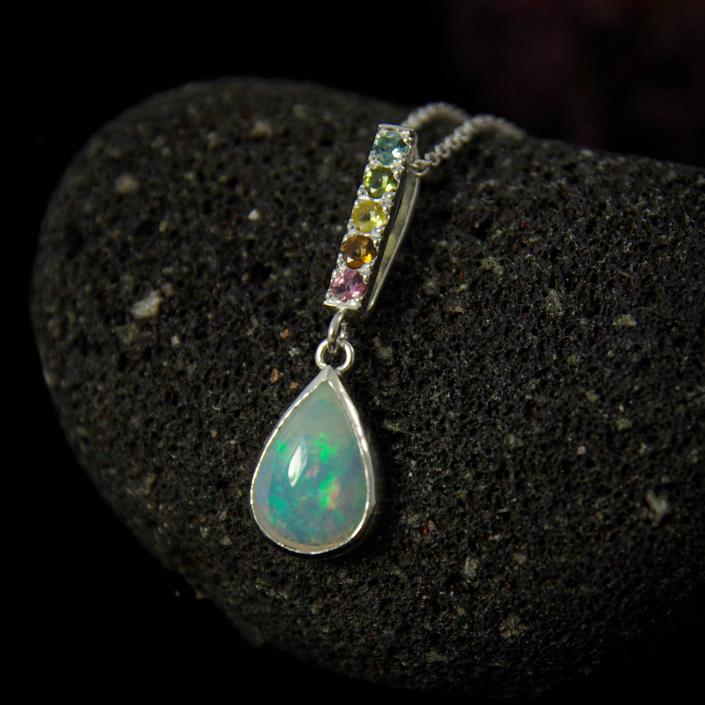 Pendentif goutte en argent 925 avec opale Welo et tourmalines mini-collection Ô