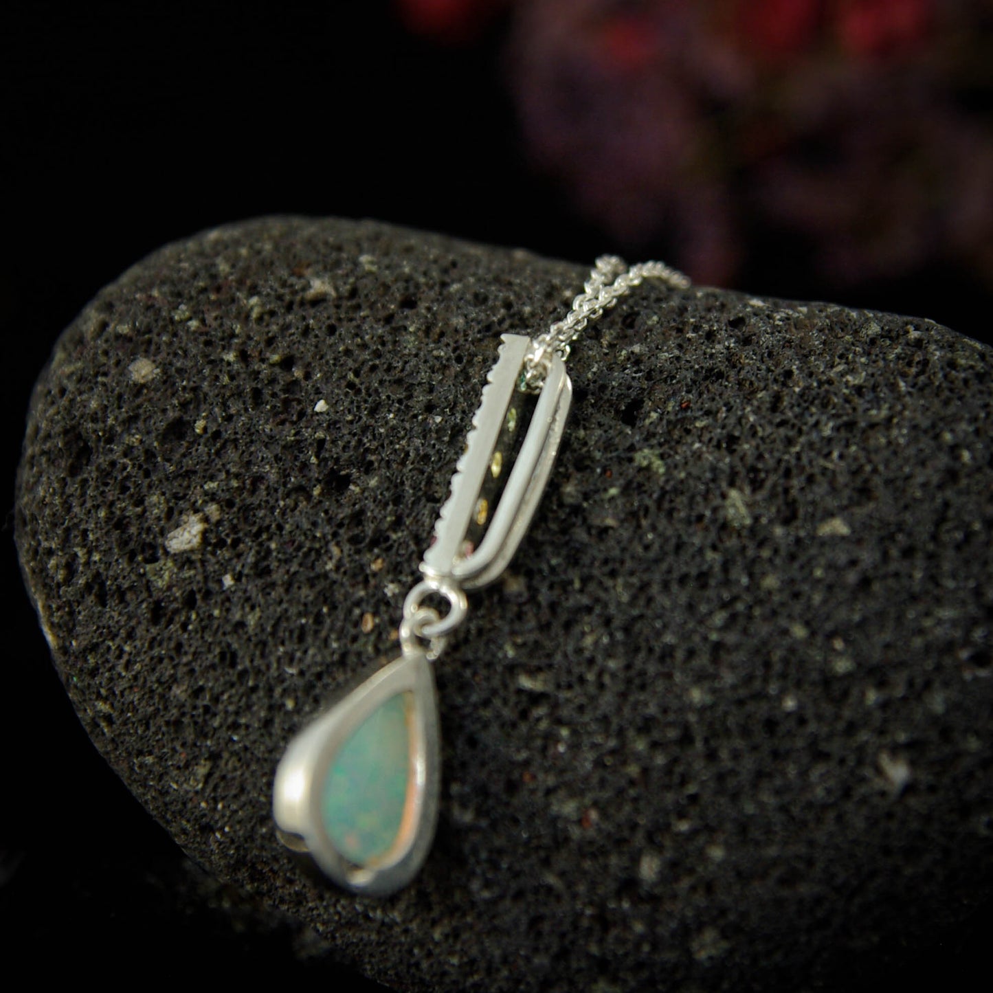 Pendentif goutte en argent 925 avec opale Welo et tourmalines mini-collection Ô