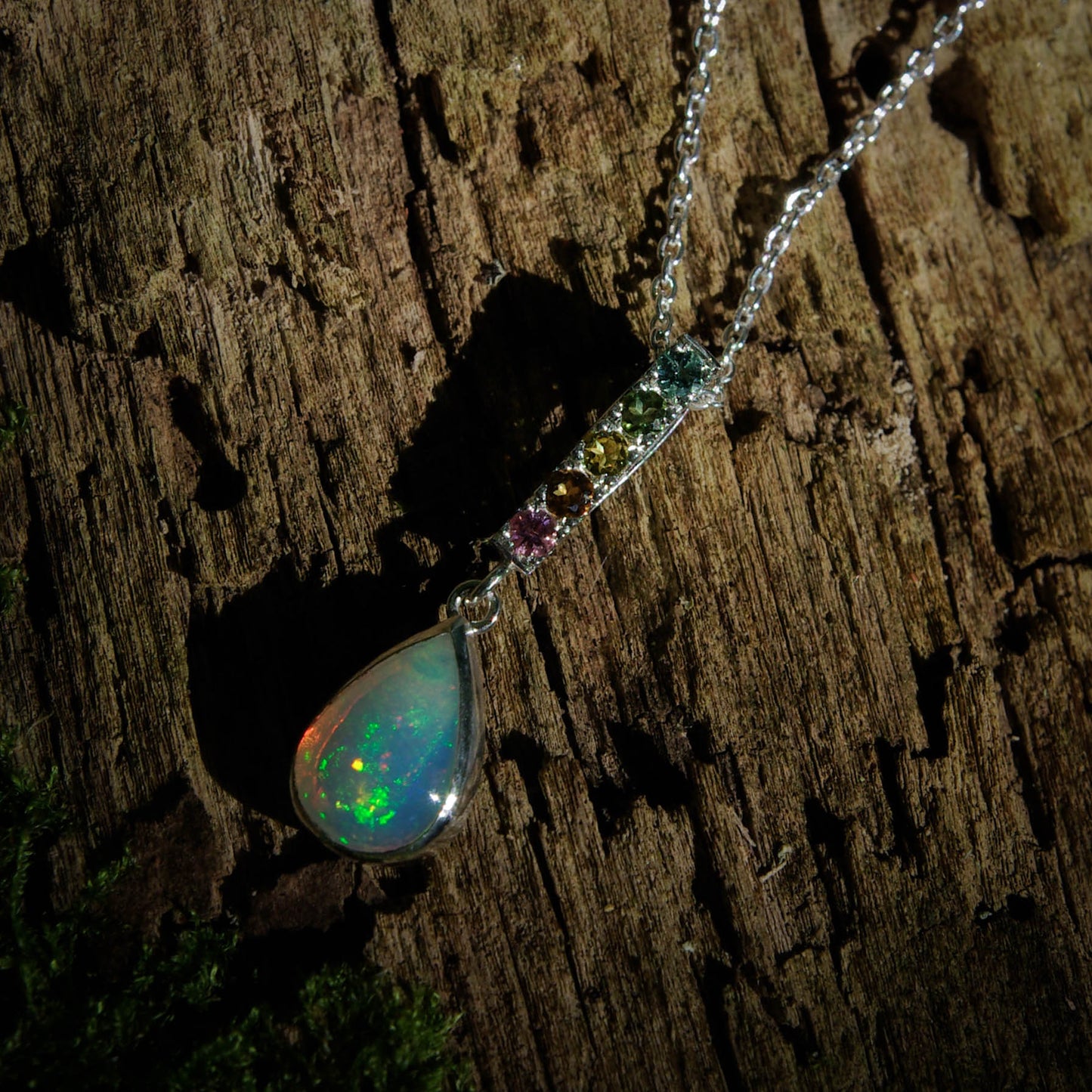 Pendentif goutte en argent 925 avec opale Welo et tourmalines mini-collection Ô
