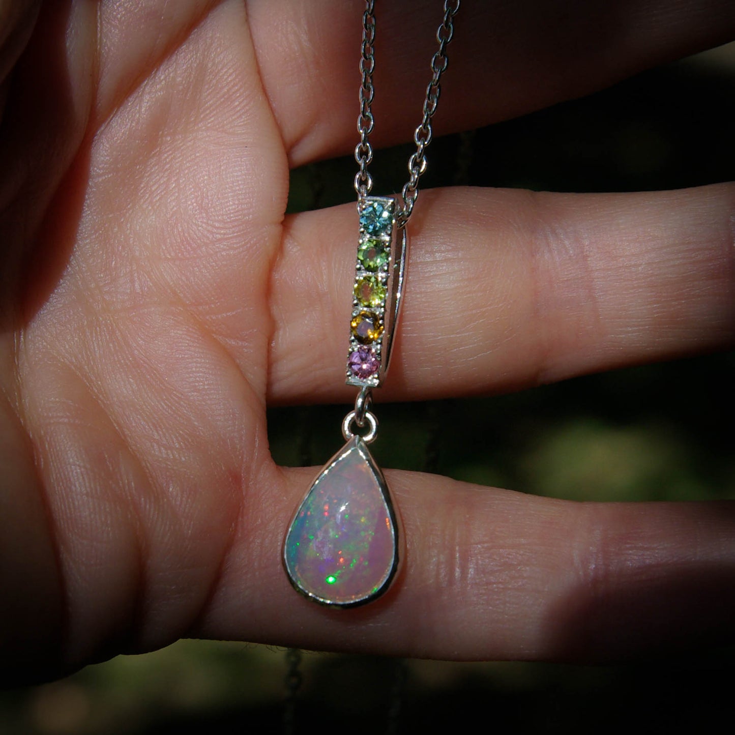 Pendentif goutte en argent 925 avec opale Welo et tourmalines mini-collection Ô