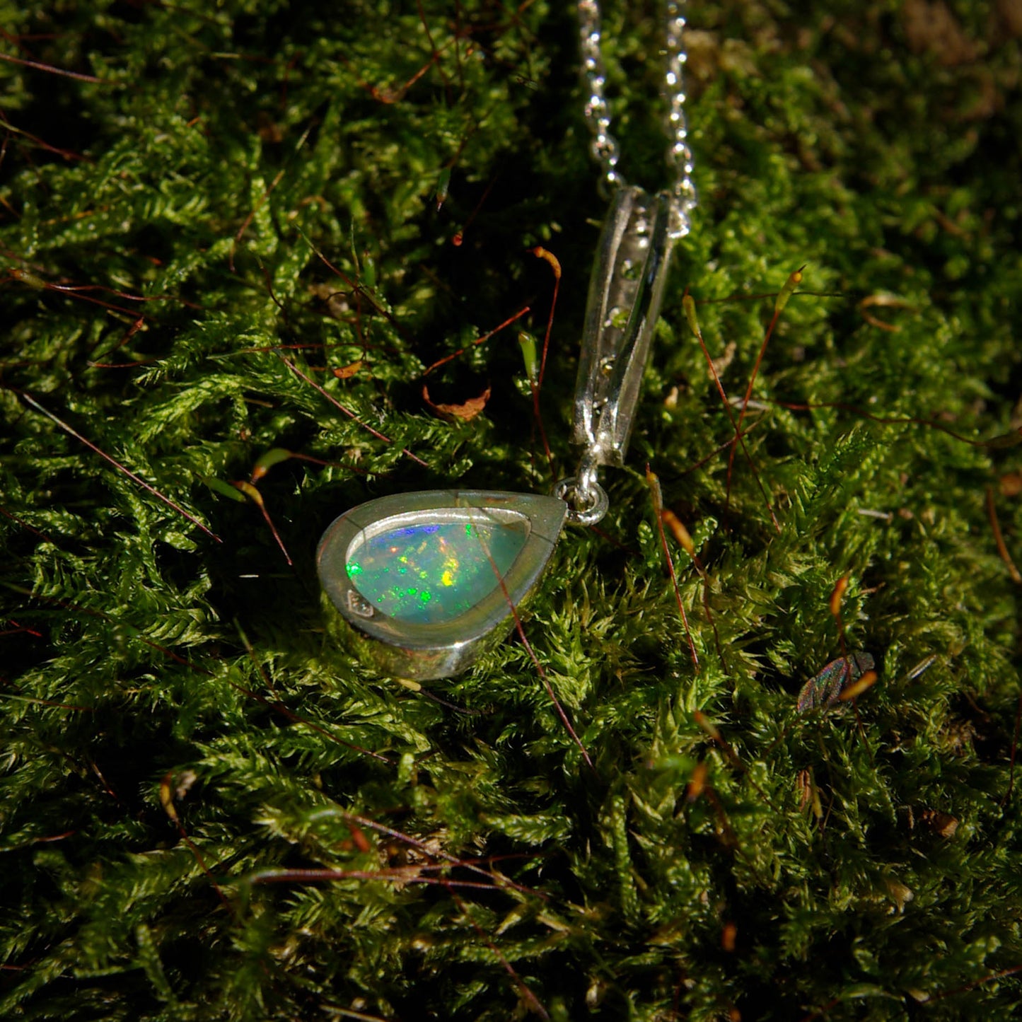 Pendentif goutte en argent 925 avec opale Welo et tourmalines mini-collection Ô