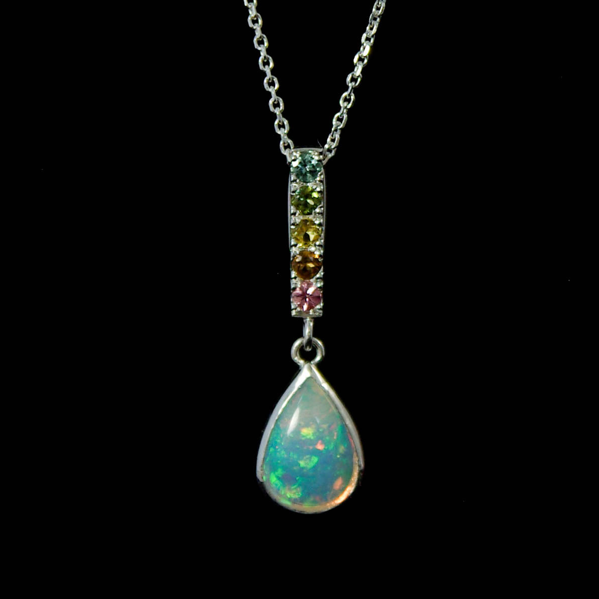 Pendentif goutte en argent 925 avec opale Welo et tourmalines mini-collection Ô