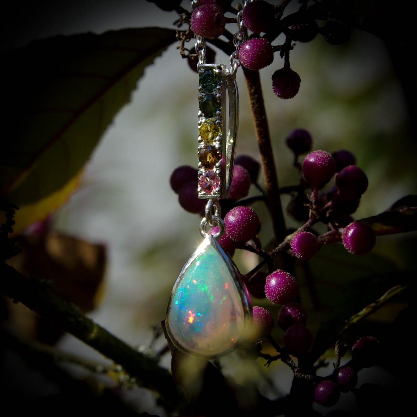 Pendentif goutte en argent 925 avec opale Welo et tourmalines mini-collection Ô