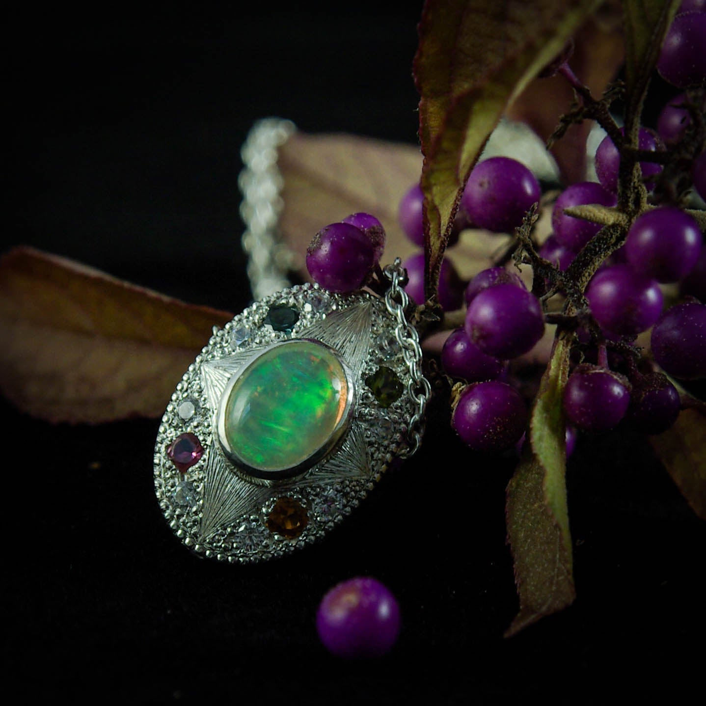 Pendentif "Ô" en argent avec Opale Welo et tourmalines