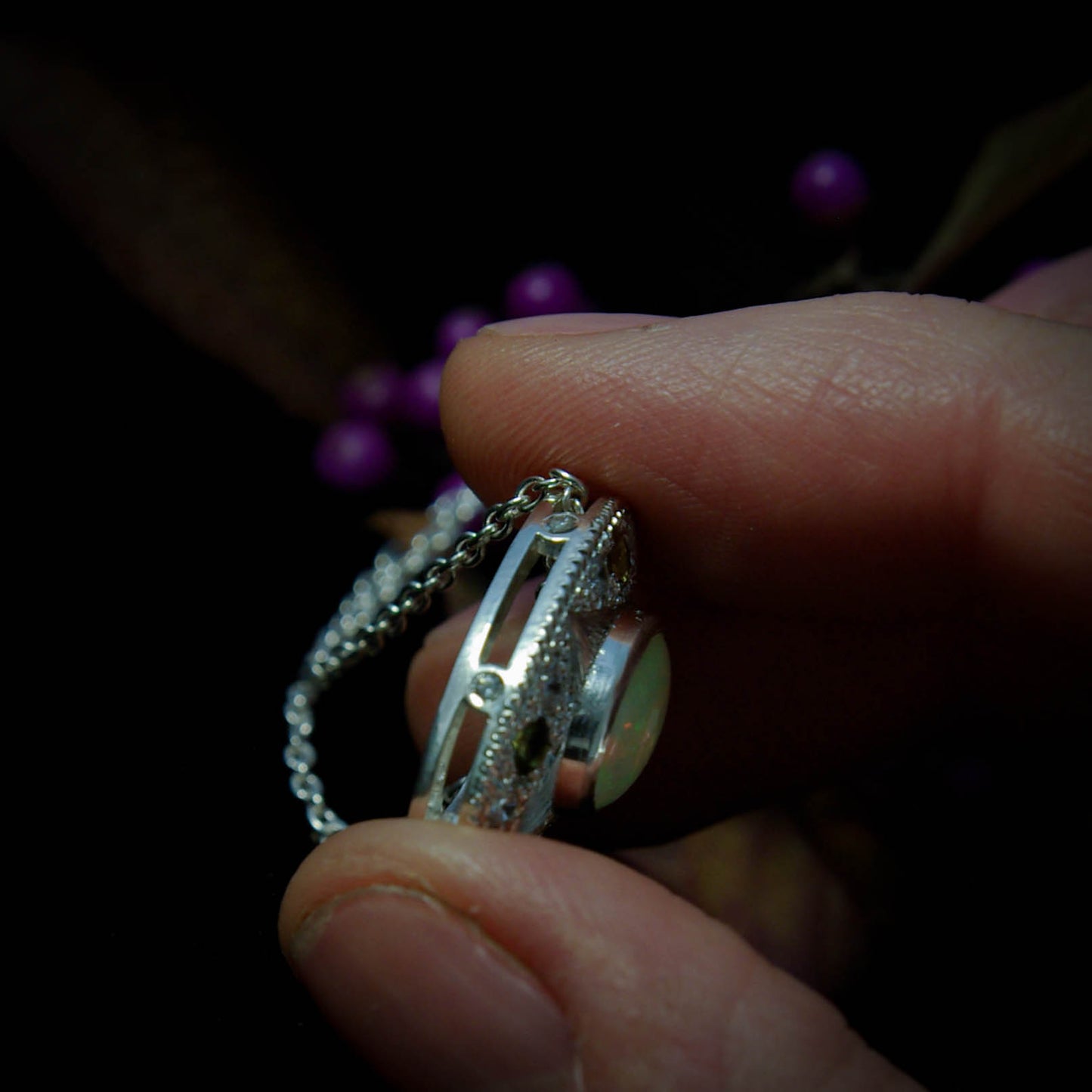 Pendentif "Ô" en argent avec Opale Welo et tourmalines
