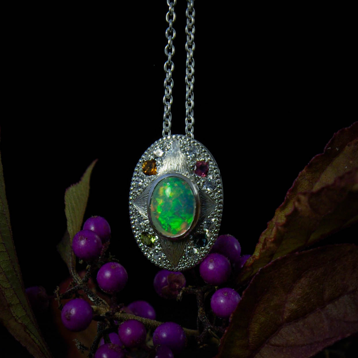Pendentif "Ô" en argent avec Opale Welo et tourmalines