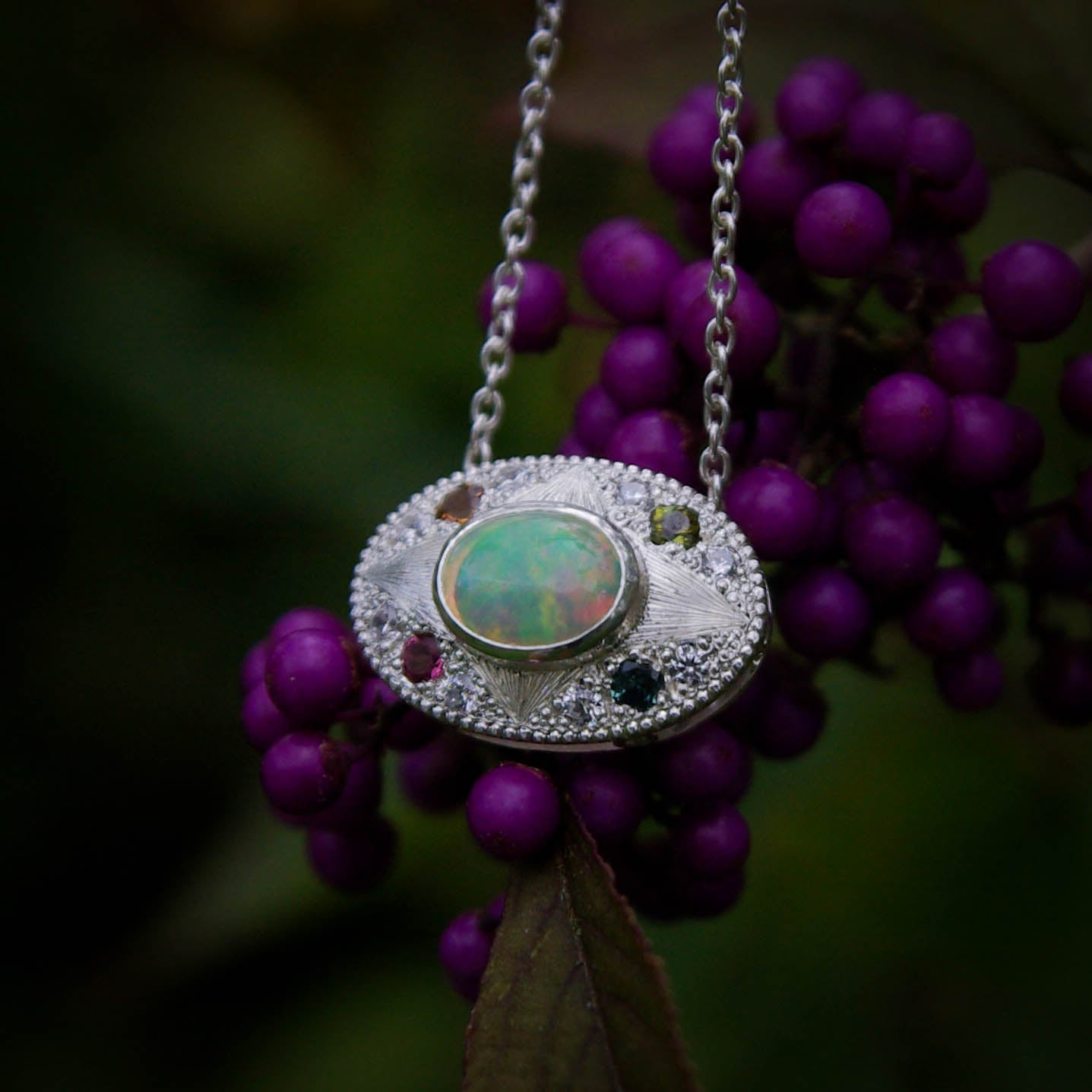 Pendentif "Ô" en argent avec Opale Welo et tourmalines