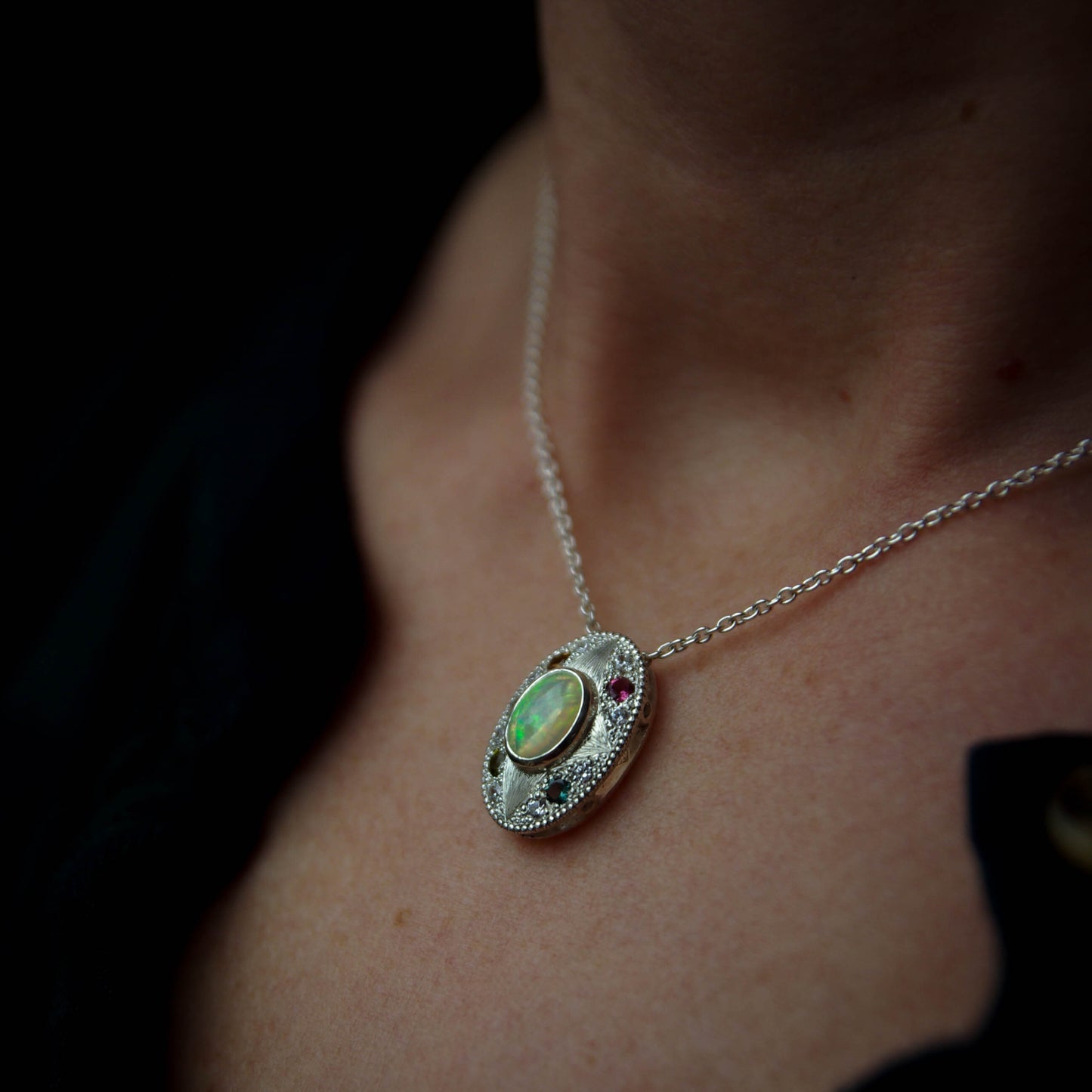 Pendentif "Ô" en argent avec Opale Welo et tourmalines
