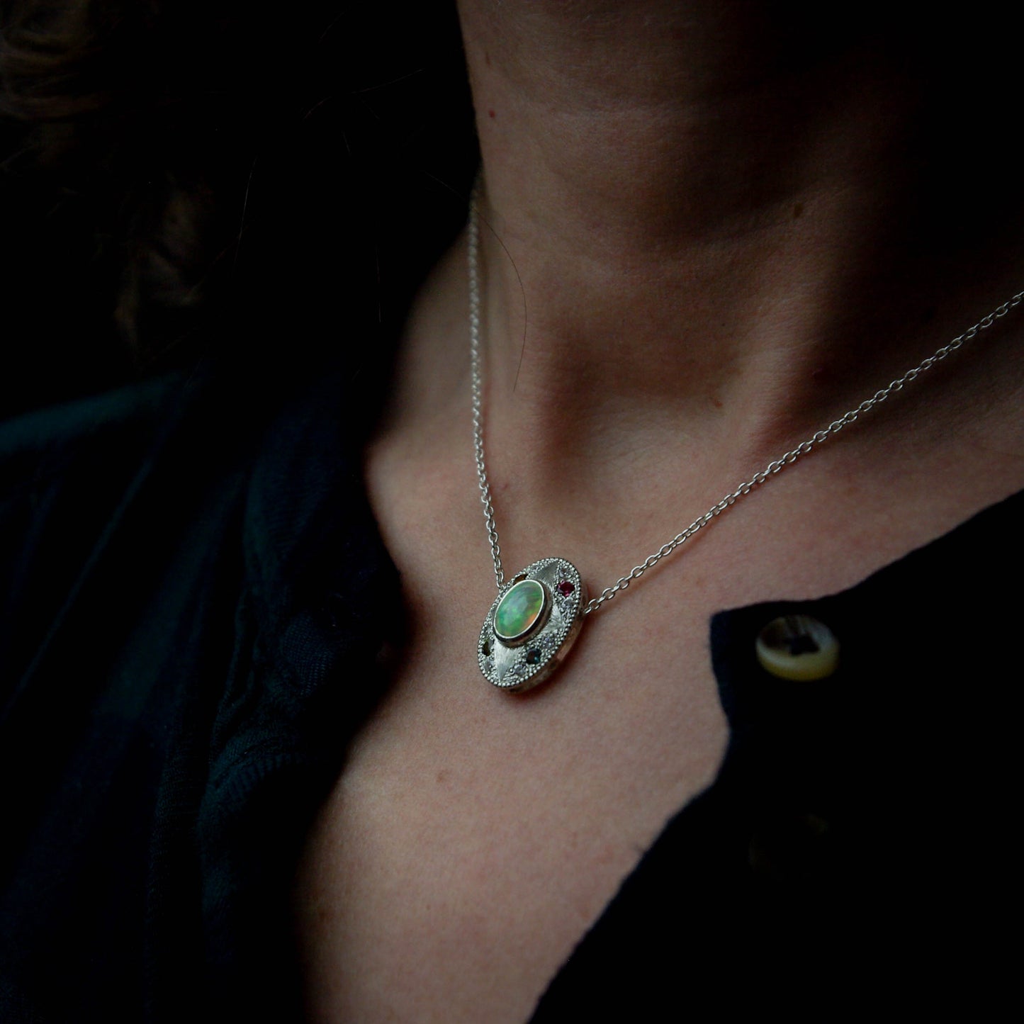 Pendentif "Ô" en argent avec Opale Welo et tourmalines