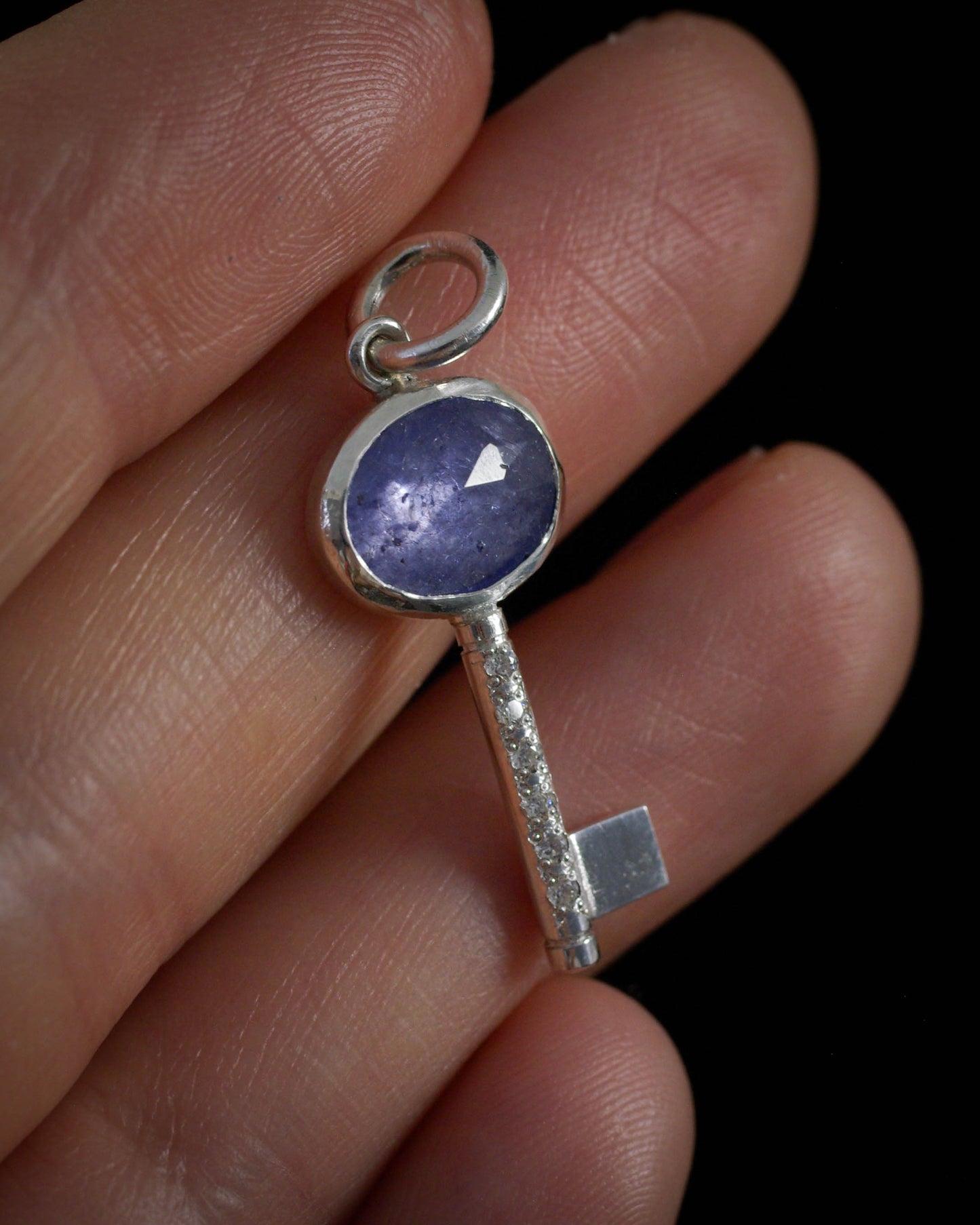 Pendentif clé en argent & tanzanite – petit modèle "Clé du cœur"