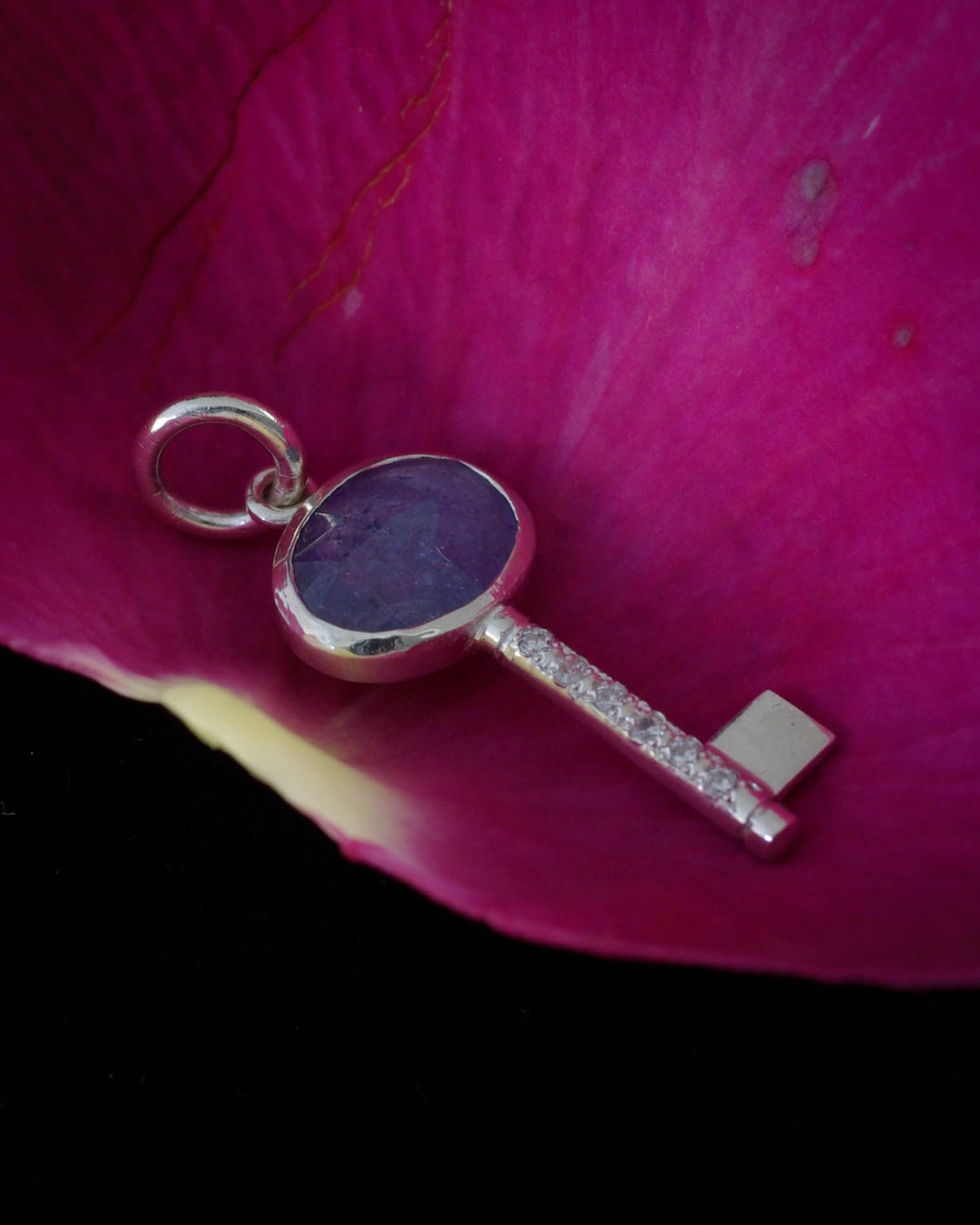 Pendentif clé en argent & tanzanite – petit modèle "Clé du cœur"