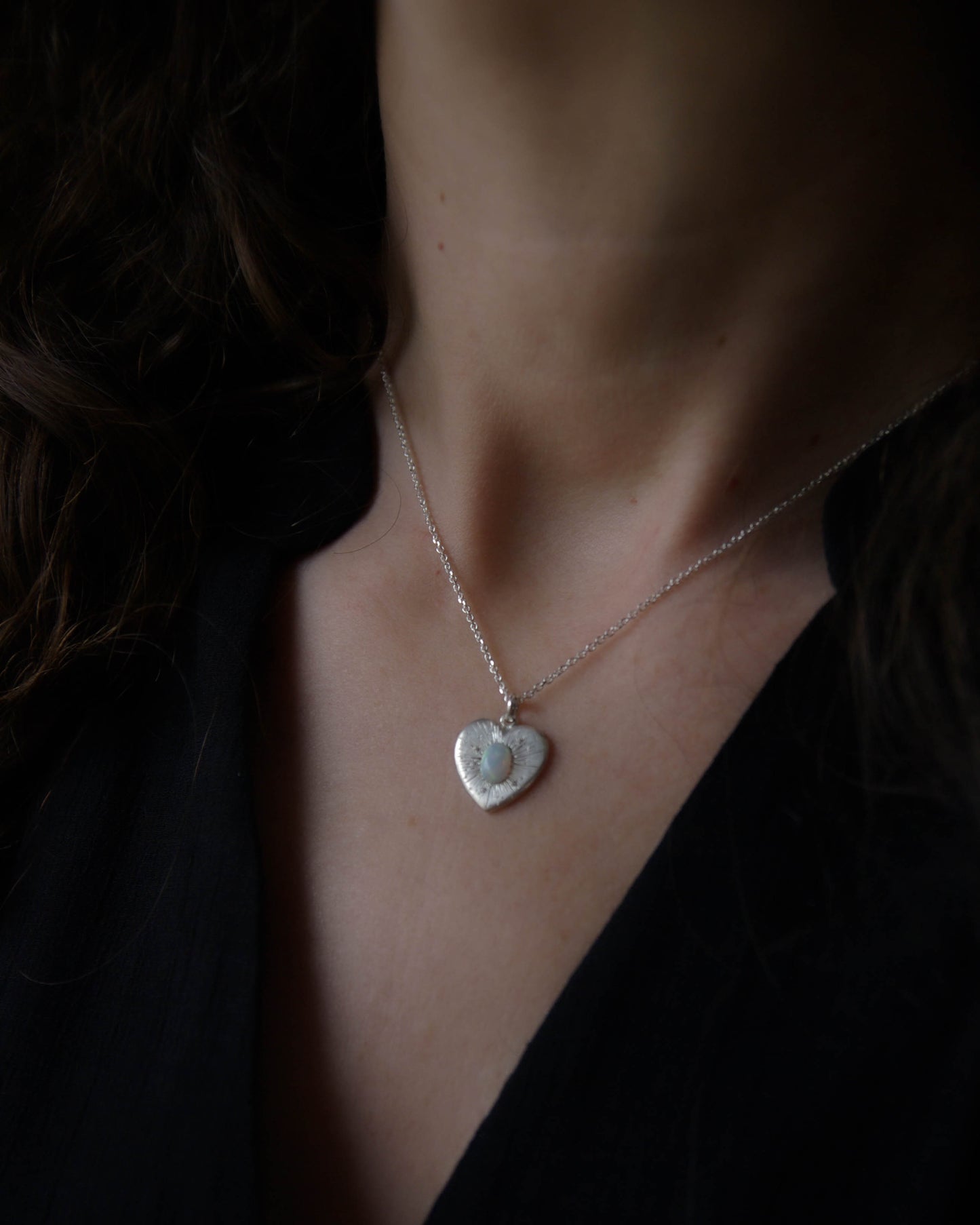 Pendentif coeur rayonnant en argent 925 et opale porté Judith Collet Bijouterie