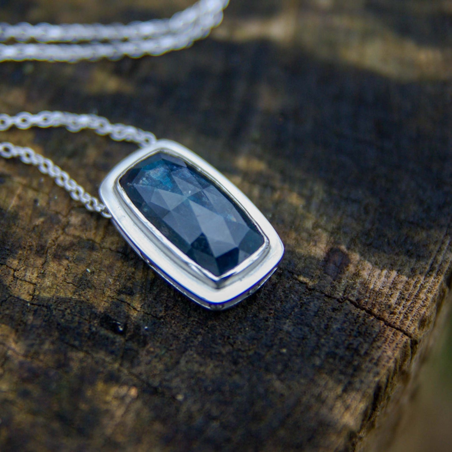 Pendentif en Argent avec Cyanite bleue (grand modèle), Mini-collection Astra Nox