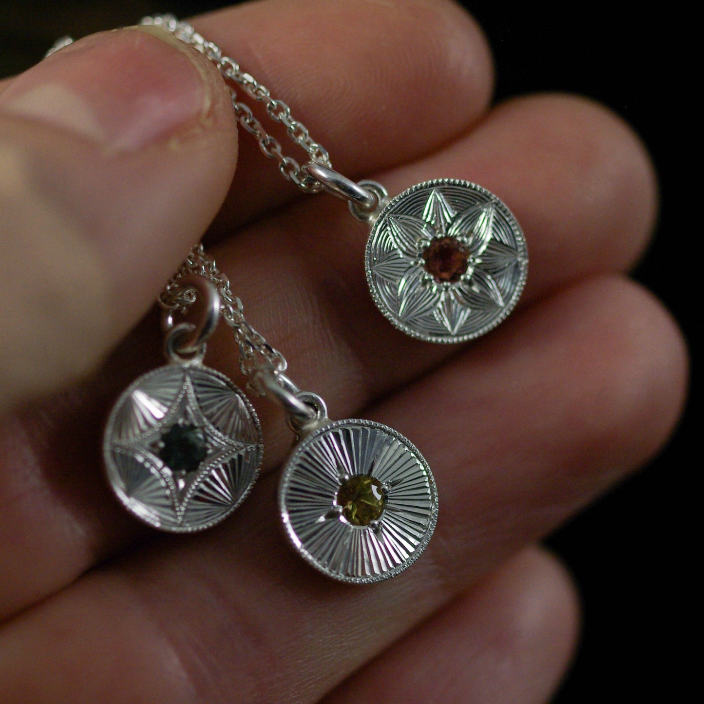 Pendentif en Argent gravé Soleil – Tourmaline Jaune