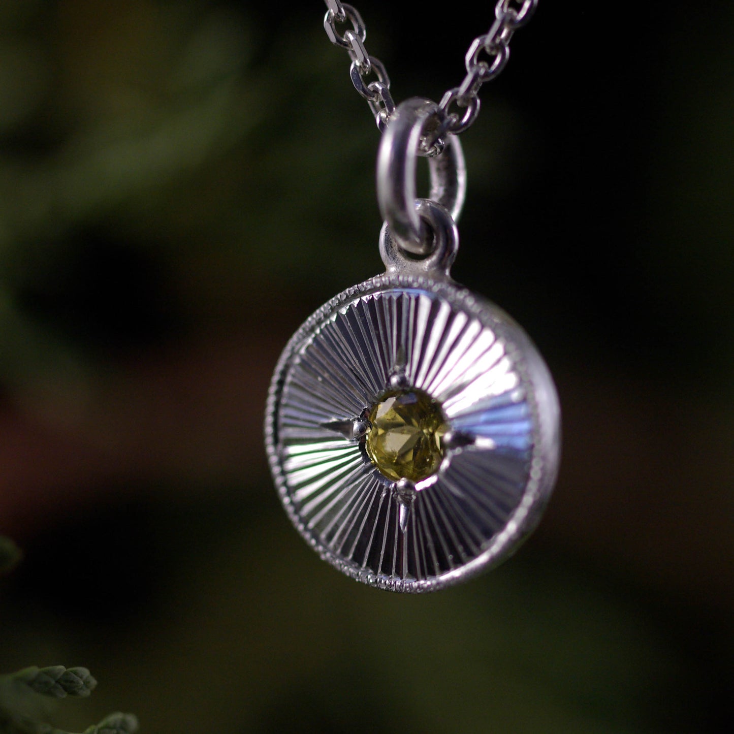 Pendentif en Argent gravé Soleil – Tourmaline Jaune