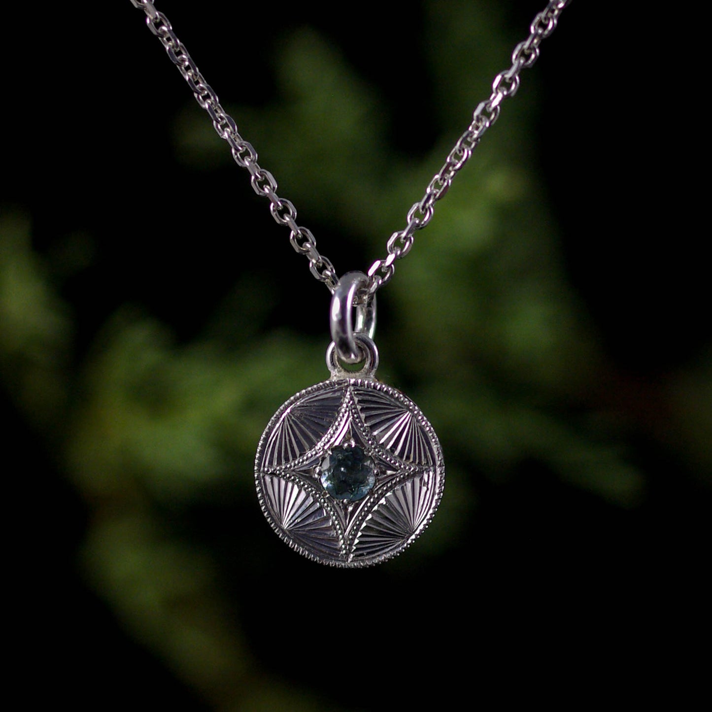 Pendentif en Argent gravé Prisme – Tourmaline Bleue