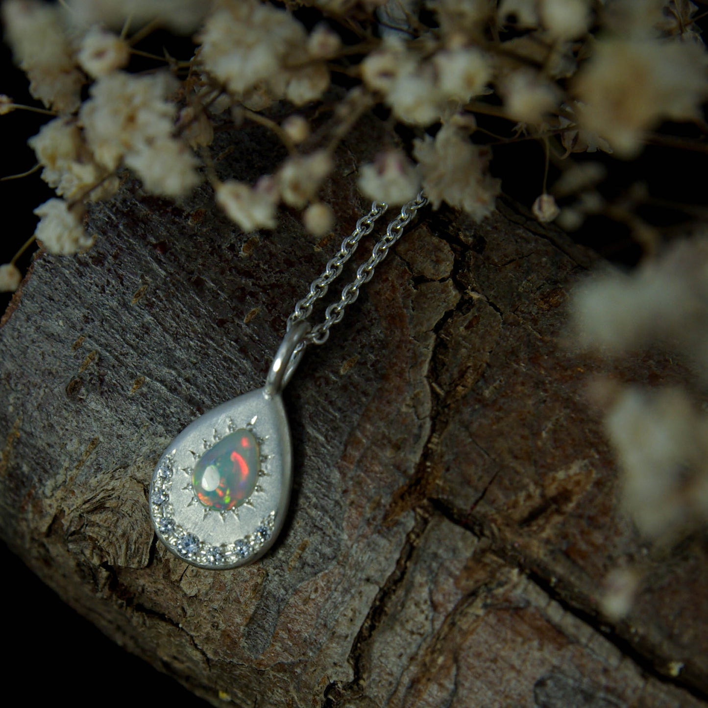 Pendentif en argent 925 avec opale Welo goutte et oxydes de zirconium mini-collection Ô