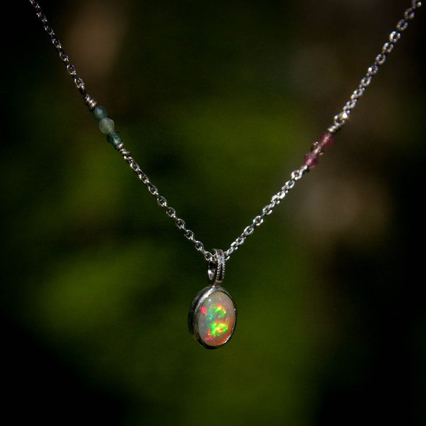 Pendentif "arc-en-ciel" en argent 925 avec opale et chaîne de perles de tourmaline