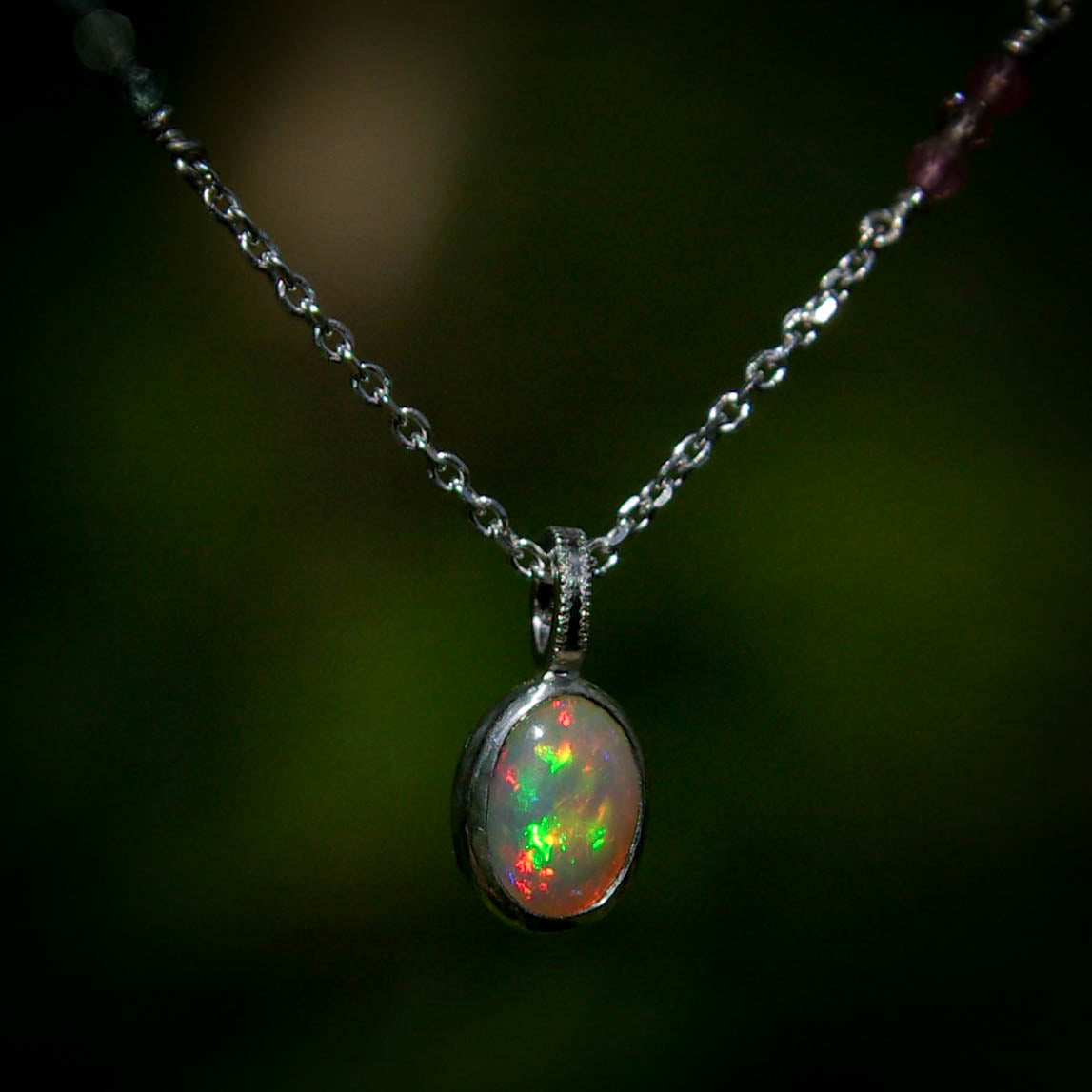 Pendentif "arc-en-ciel" en argent 925 avec opale et chaîne de perles de tourmaline
