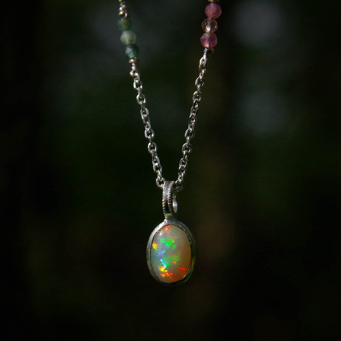 Pendentif "arc-en-ciel" en argent 925 avec opale et chaîne de perles de tourmaline