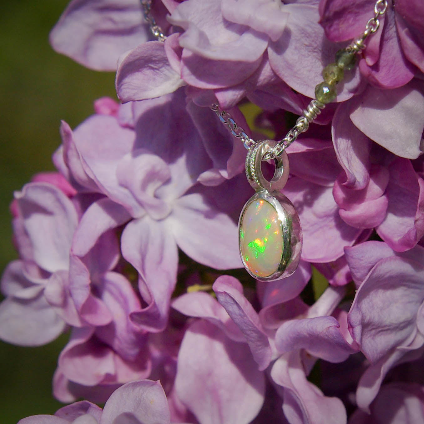 Pendentif "arc-en-ciel" en argent 925 avec opale et chaîne de perles de tourmaline