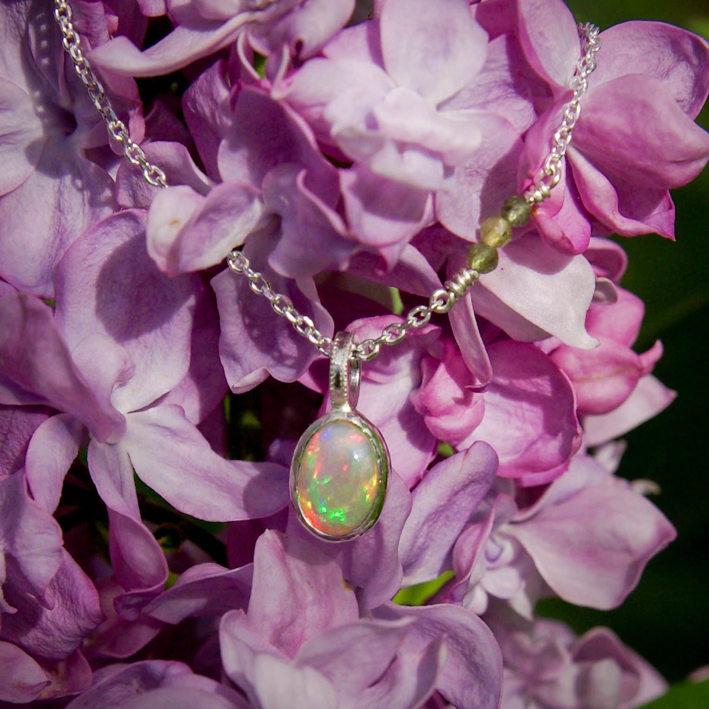 Pendentif "arc-en-ciel" en argent 925 avec opale et chaîne de perles de tourmaline