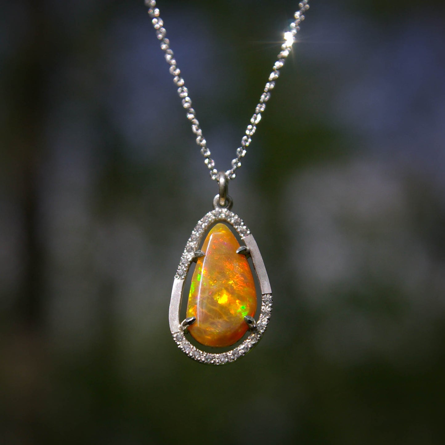 Ce pendentif en argent 925 met en valeur la beauté flamboyante d'une opale de feu. Parfait pour les femmes qui aiment affirmer leur style audacieux et moderne.