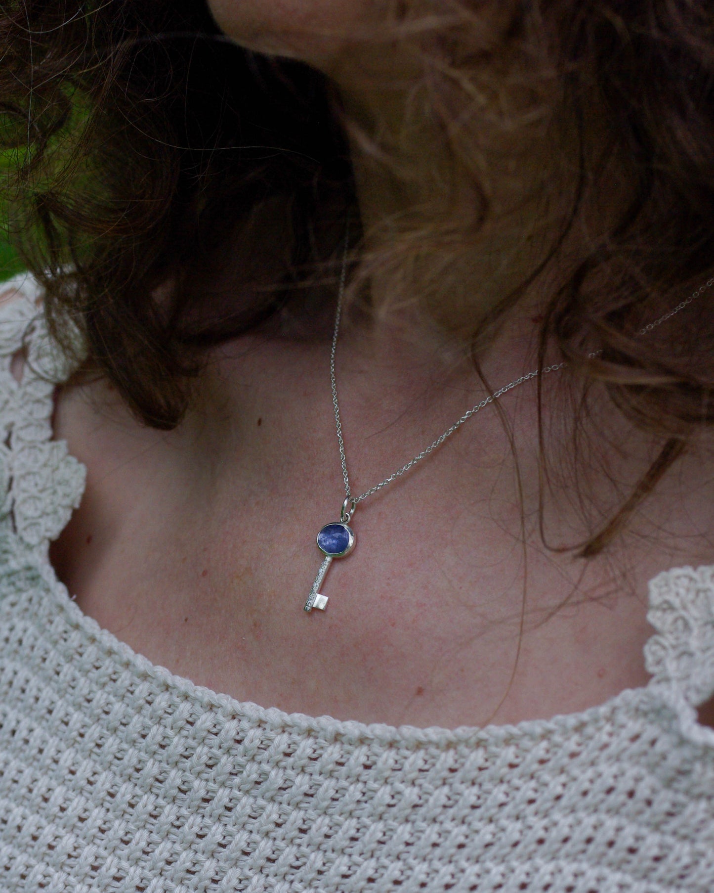 Pendentif clé en argent & tanzanite – petit modèle "Clé du cœur"