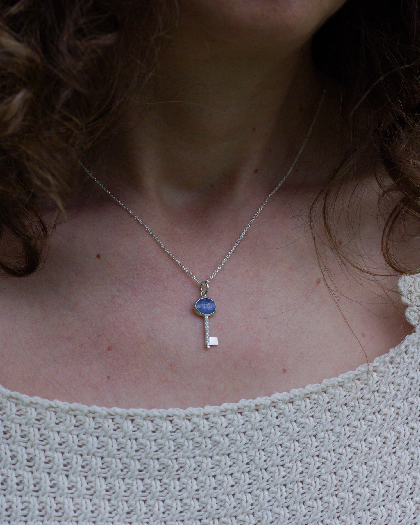 Pendentif clé en argent & tanzanite – petit modèle "Clé du cœur"
