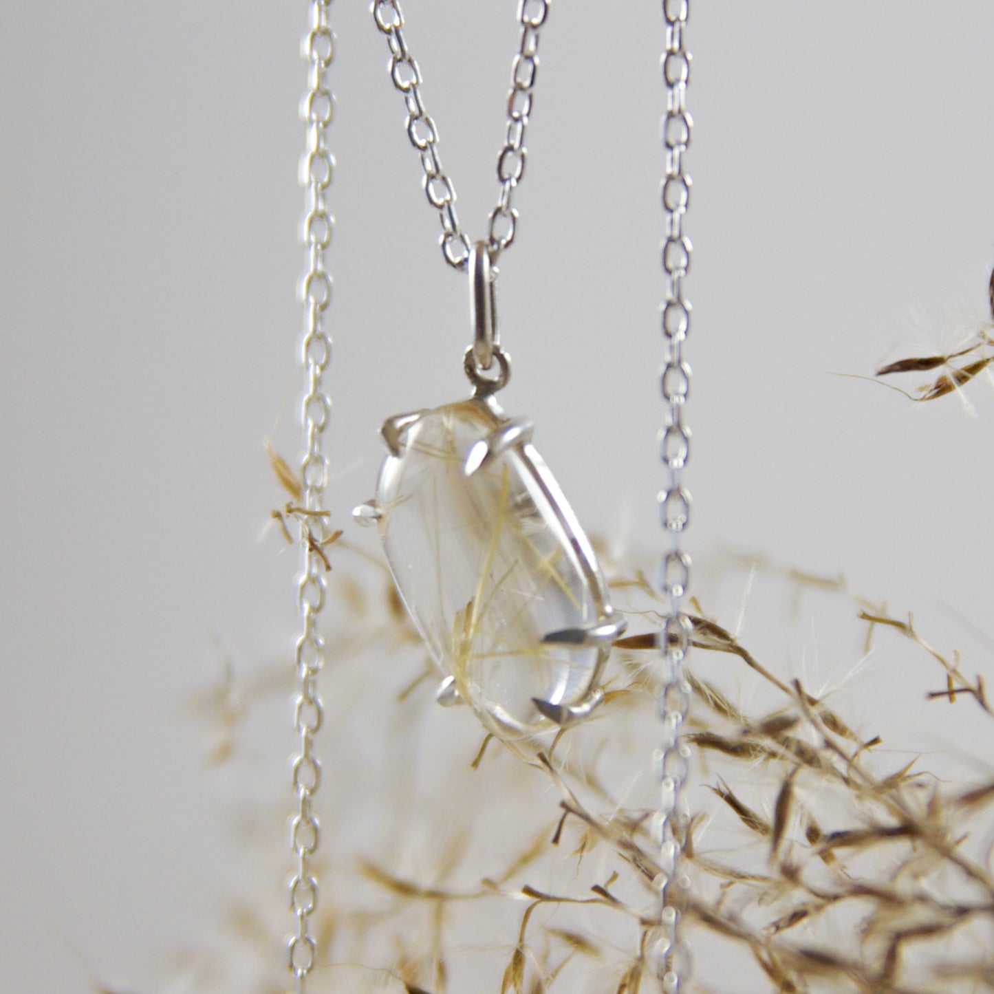 Pendentif asymétrique en argent 925 et quartz rutilé