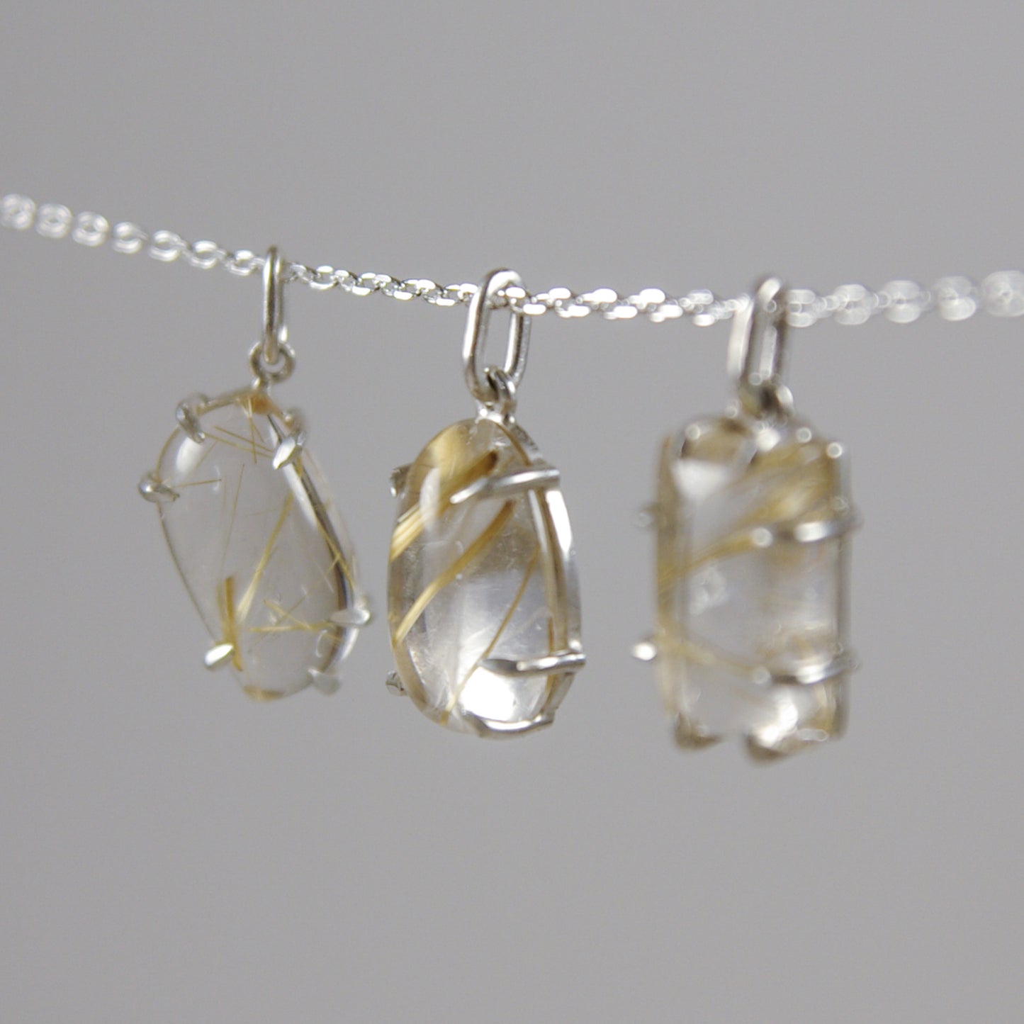 Pendentif asymétrique en argent 925 et quartz rutilé